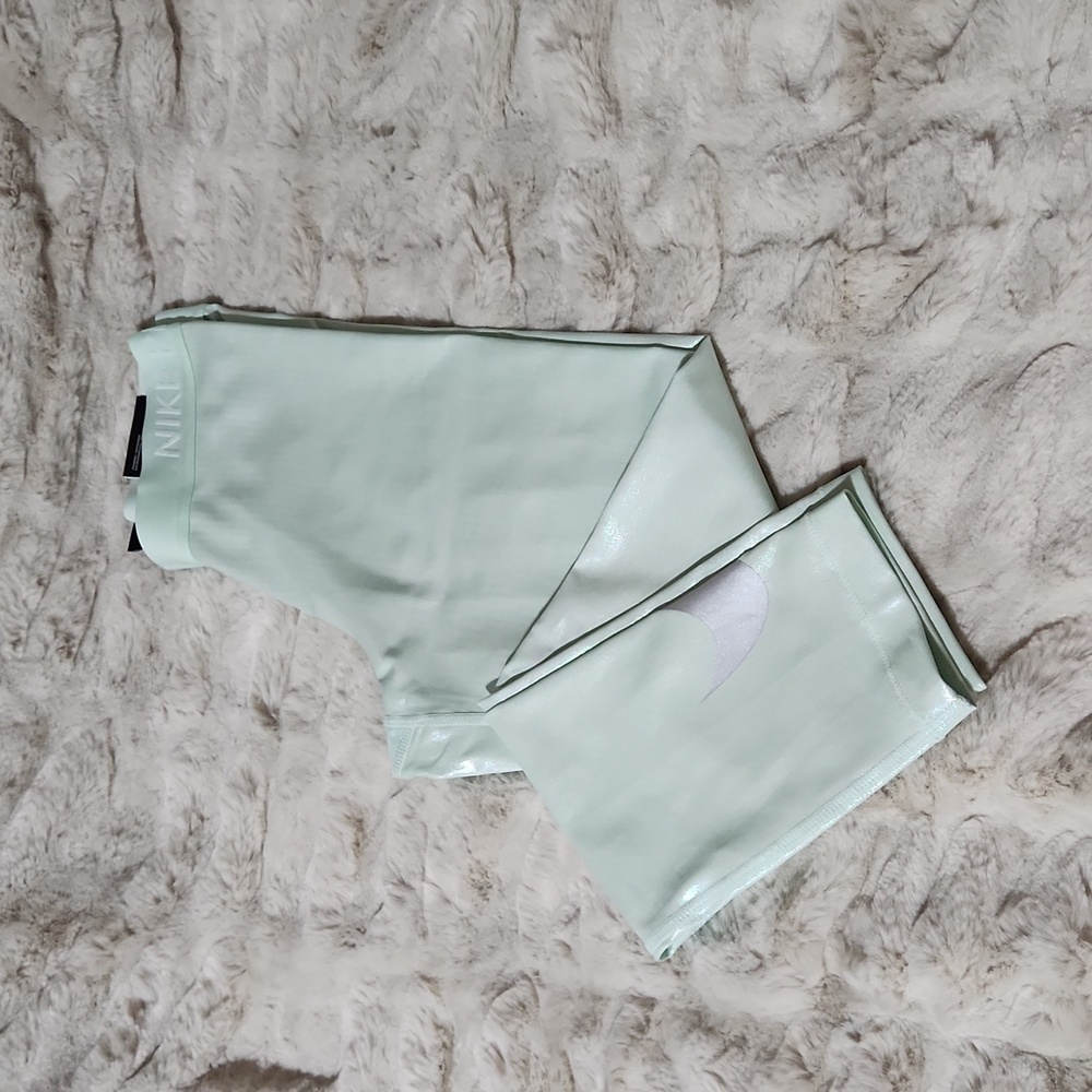 Nike Pro Mid-Rise Cropped Leggings